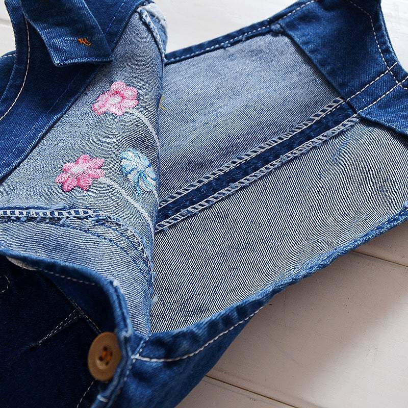 Macacão Jardineira Jeans  c/ Aplicações Pompom Bebê Menina | 9 Meses - 4 Anos-bebê menina,bebê menina 0-3 meses,bebê menina 0-4 anos,bebê menina 12-18 meses,bebê menina 3-6 meses,bebê menina 6-9 meses,bebê menina 9-12 meses,jardineira bebê menina,macacão bebê,macacão bebê algodão,macacão bebê estampado,macacão bebê menina,Macacão Jeans Bebê menina