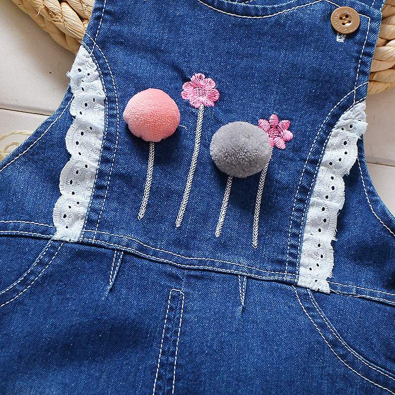 Macacão Jardineira Jeans  c/ Aplicações Pompom Bebê Menina | 9 Meses - 4 Anos-bebê menina,bebê menina 0-3 meses,bebê menina 0-4 anos,bebê menina 12-18 meses,bebê menina 3-6 meses,bebê menina 6-9 meses,bebê menina 9-12 meses,jardineira bebê menina,macacão bebê,macacão bebê algodão,macacão bebê estampado,macacão bebê menina,Macacão Jeans Bebê menina