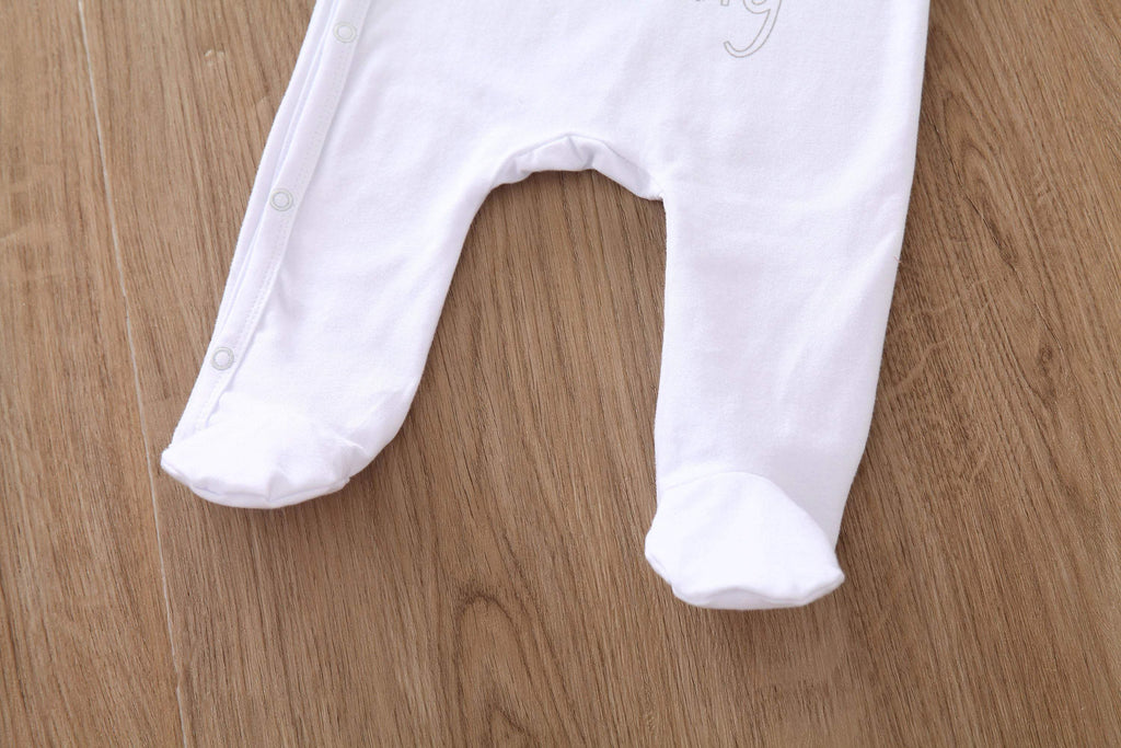 Macacão Mummy Daddy Algodão Branco | 0-18 Meses-daddy,macacão algodão,macacão bebe,macacão branco,macacão com pé,macacão estampado,macacão infantil,macacão menina,macacão menino,macacão recém-nascido,mummy,roupa bebe,roupa menina,roupa menino,unisex